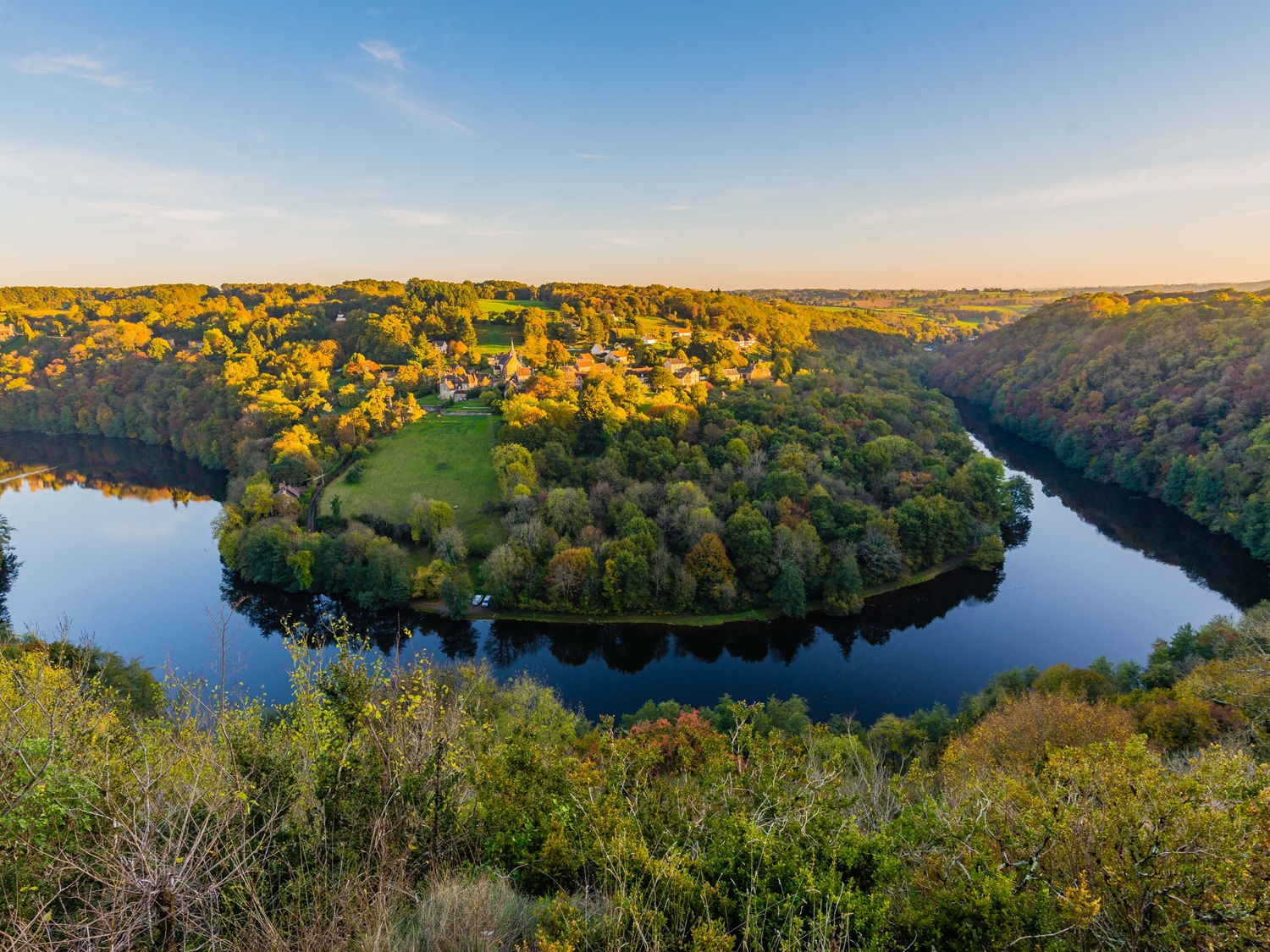 Embalse de La Roche bat l'Aigue en la Boucle du Pin