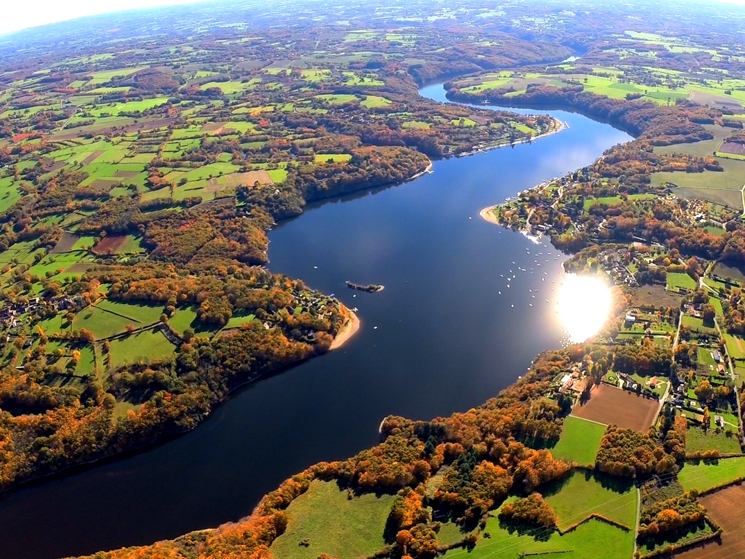 Vista aérea del lago de Eguzon